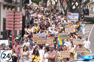 Multitudinarias manifestaciones en Canarias bajo la consigna 'Canarias tiene un límite' congregan a más de 57.000 personas, reporta la Delegación del Gobierno.