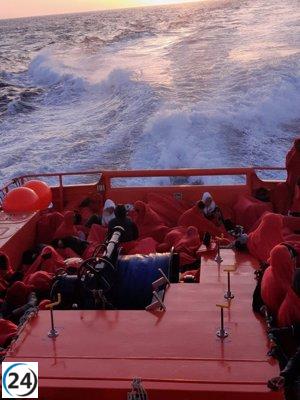 102 migrantes rescatados de dos embarcaciones irregulares en Lanzarote y El Hierro.