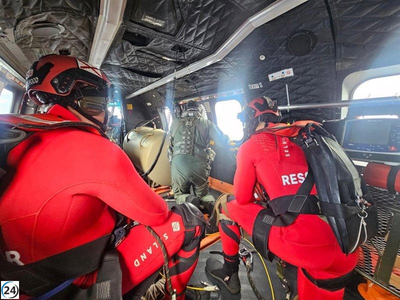 El 'Súper Puma' de las Fuerzas Aéreas salva a tripulante de un carguero a más de 600 km de La Palma.