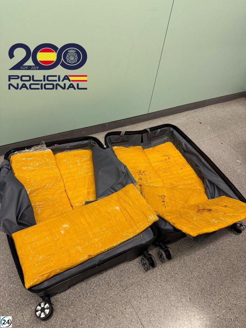 Detienen en Barcelona a dos tinerfeños con 10,3 kilos de droga ocultos en una maleta.