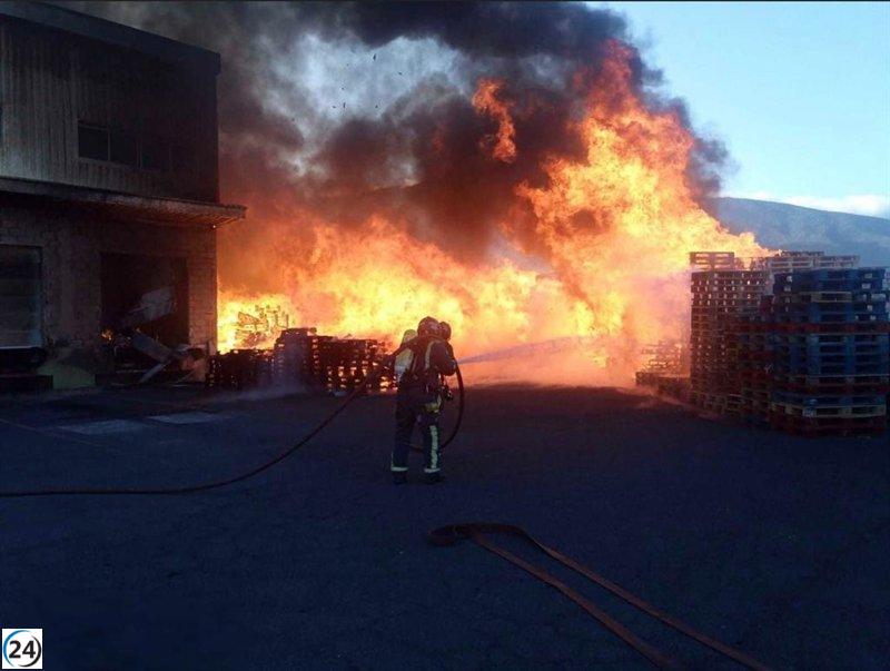 Controlado el incendio en planta de palets en Güímar, Tenerife.