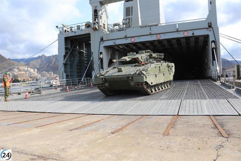 Santa Cruz de Tenerife recibe los camiones para el Día de las Fuerzas Armadas 2025.