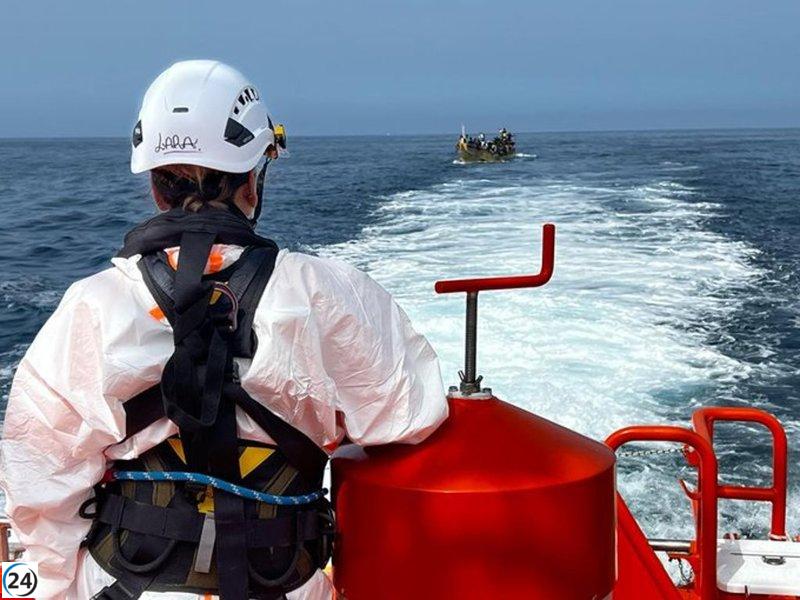 Cuarenta y cuatro migrantes son salvados en el mar cerca de Lanzarote.