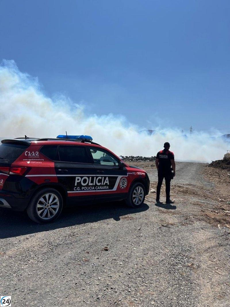 Intervención de bomberos y helicópteros en incendio de residuos en vertedero de Juan Grande, Gran Canaria.