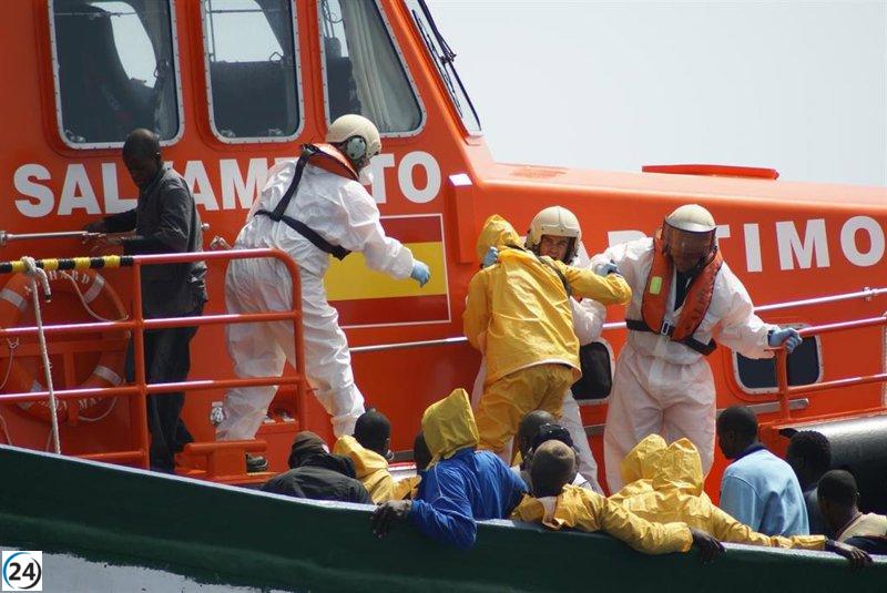 Siete jóvenes migrantes llegan hoy a la Península en su cuarto viaje desde Canarias.