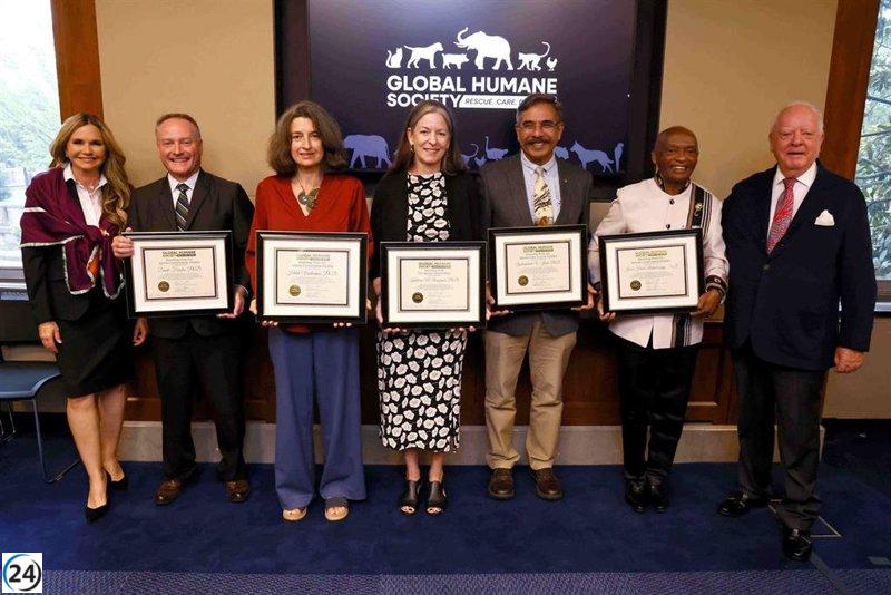 Kathleen Dudzinski recibe el Premio Wolfgang Kiessling 2025 de la Humane Society Internacional por su labor en conservación.
