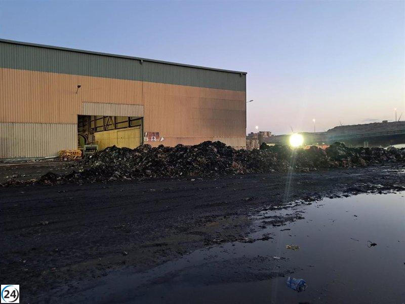 Apagan el fuego en la Planta de Residuos Sólidos de Arico, Tenerife.