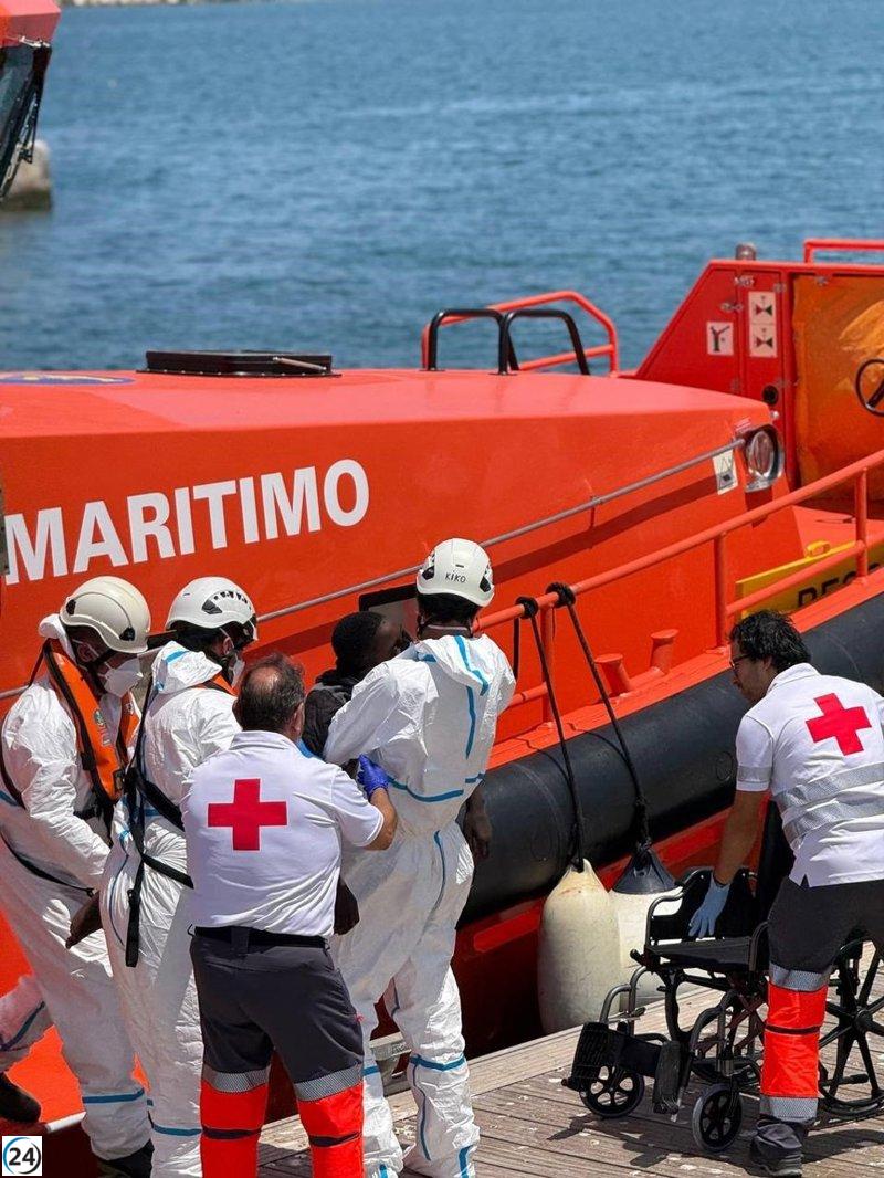Rescatan a 50 migrantes a la deriva en una embarcación a 111 km de Lanzarote.