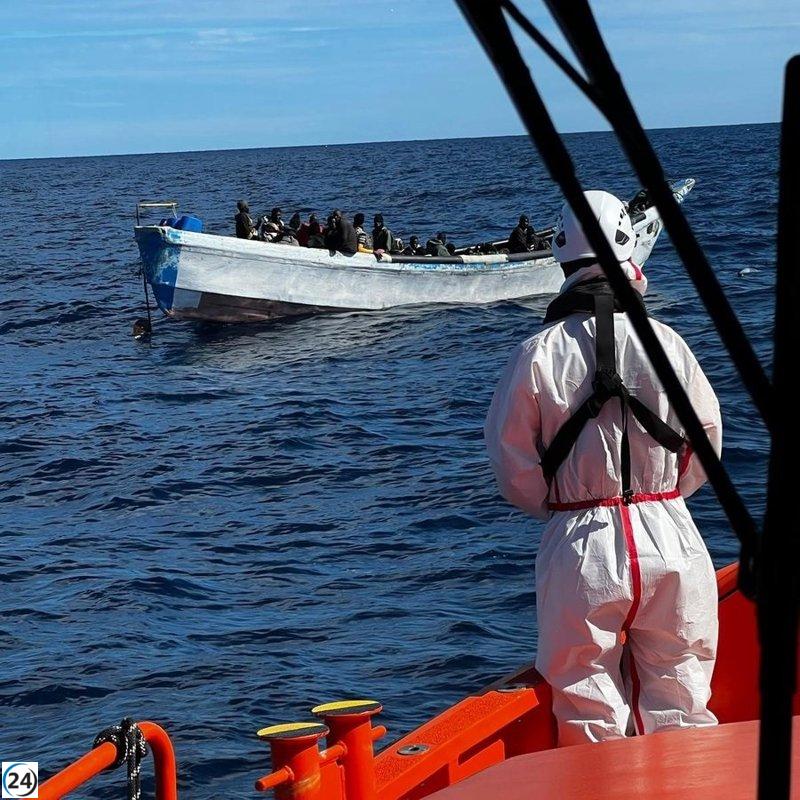 Intervienen para salvar a 27 migrantes a 4,8 kilómetros de Maspalomas en Gran Canaria.