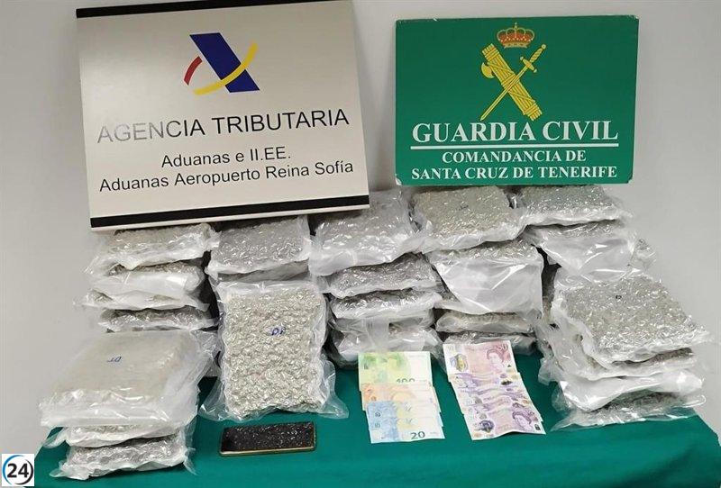 Agentes arrestan a un individuo en Tenerife Sur con más de 21 kilos de marihuana en su poder.