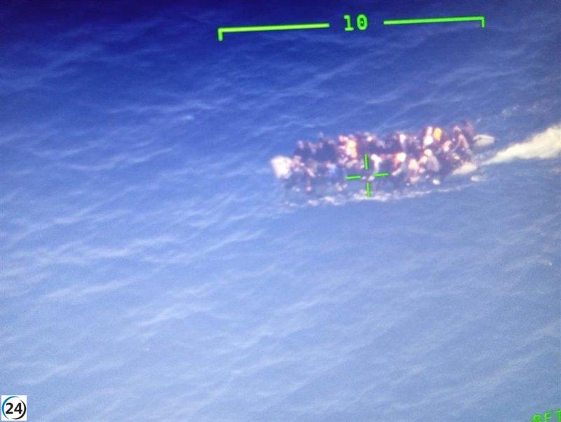Salvadas 58 migrantes en una embarcación cerca de Fuerteventura.
