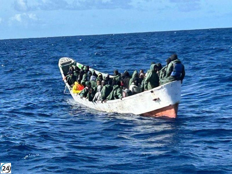 Salvamento Marítimo realiza el rescate de dos embarcaciones a la deriva cerca de El Hierro.