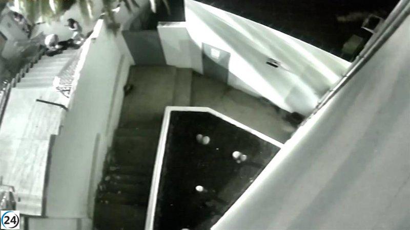 Cuatro hombres bajo investigación por agredir a un individuo tras un intento coercitivo de besar a una mujer en Gran Canaria.