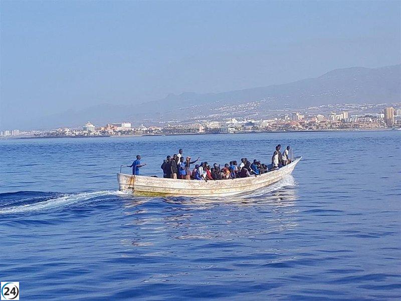 Un barco de migrantes llega a Tenerife con 43 personas a bordo