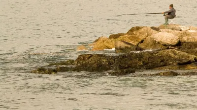 Pesca deportiva en el mar abierto cerca de los Roques de Anaga en Tenerife