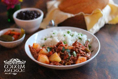 Ropa vieja, un plato típico canario con carne deshebrada y papas