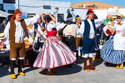 Los Coros y Danzas de España, patrimonio cultural inmaterial que siempre incluye algo canario