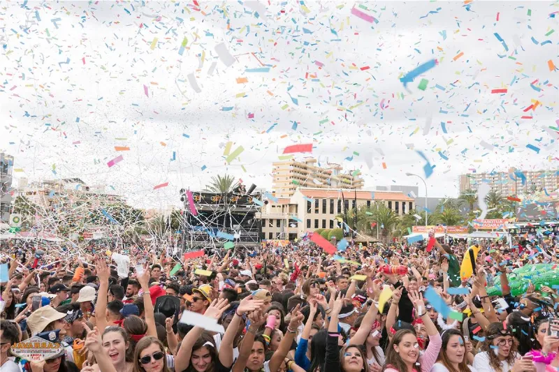Carnaval de Los Cristianos: una fiesta con mucho ambiente en Tenerife