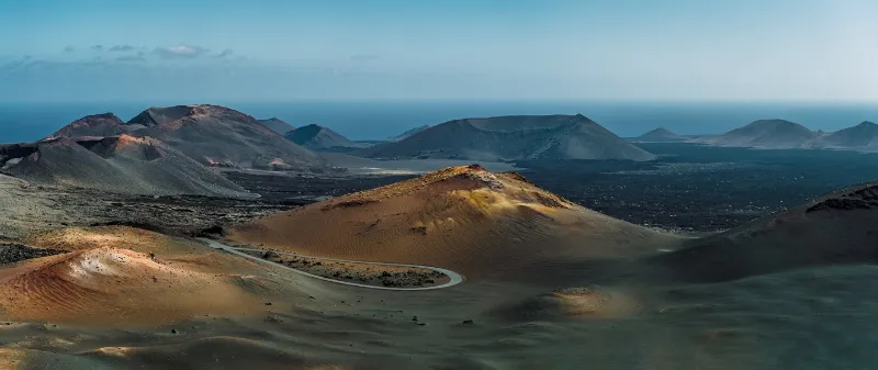Caminando por el Parque Natural de Timanfaya en Lanzarote