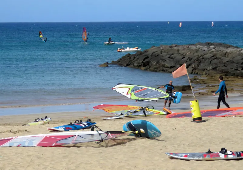 Windsurf en la playa de Las Cucharas en Lanzarote