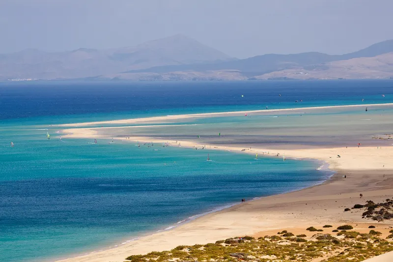 Kitesurf en la playa de Sotavento en Fuerteventura