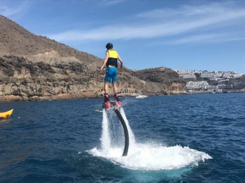 Parapente acuático en la playa de Amadores en Gran Canaria