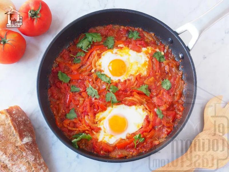 Huevos al estampido, huevos fritos con salsa de tomate muy populares