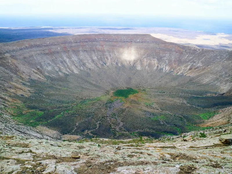El volcan de la Montaña Blanca: los colores del paisaje en Lanzarote