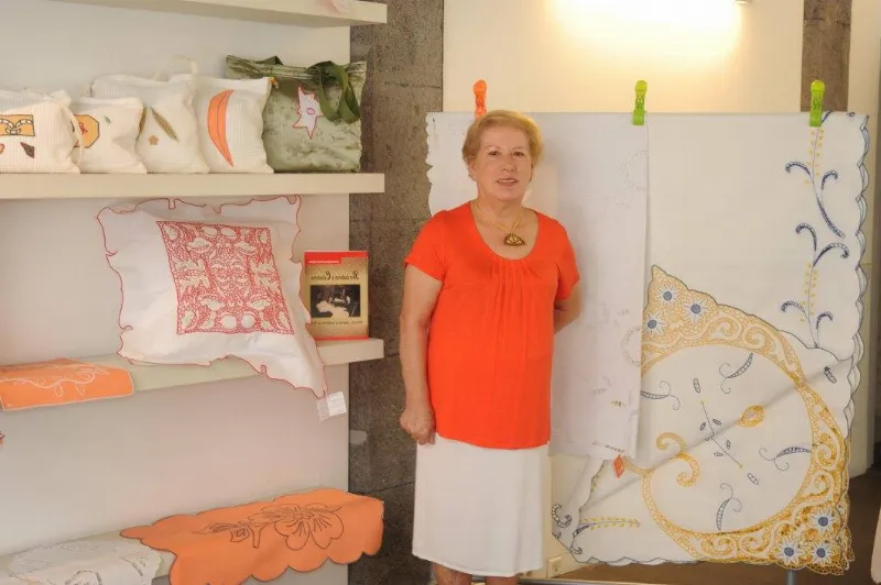 La cumbre de la artesanía canaria: el bordado de seda