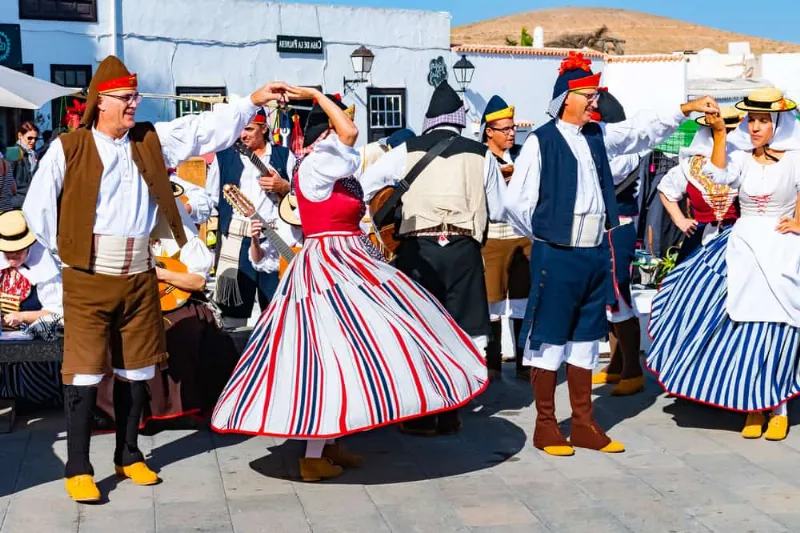 Los Coros y Danzas de España, patrimonio cultural inmaterial que siempre incluye algo canario